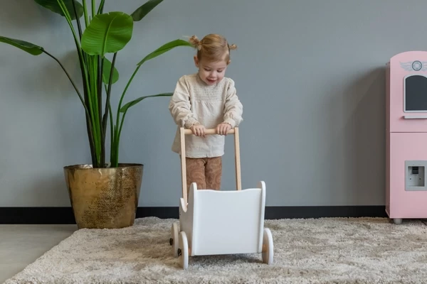 Solide houten poppenwagen