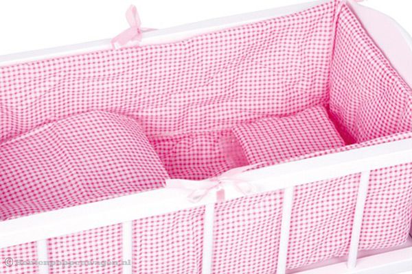 Voorzien van roze gekleurd beddengoed.