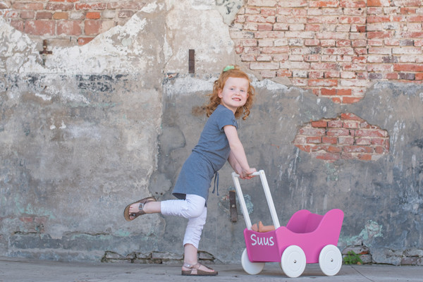 Maak de poppenwagen helemaal af met sticker met eigen naam (optioneel).