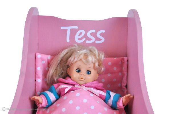 Leuk! Een gepersonaliseerde poppenwagen.