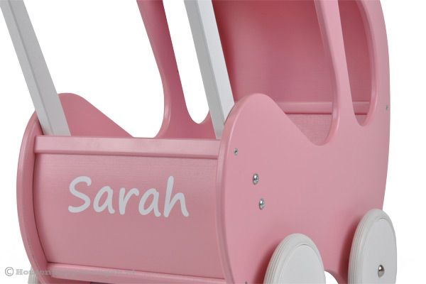 Leuk! Een gepersonaliseerde poppenwagen.